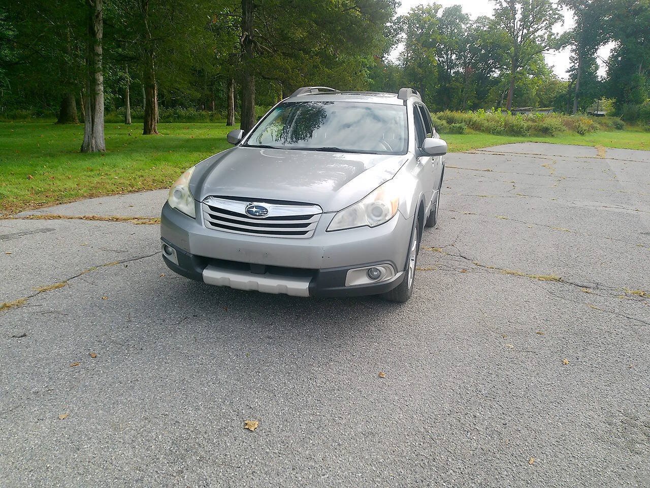 Used 2011 Subaru Outback 3.6R Limited w/ PWR Moonroof Pkg AWD/4WD image 3