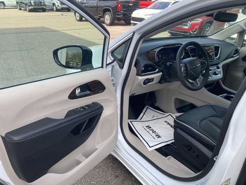 Used 2023 Chrysler Pacifica Limited FWD image 19