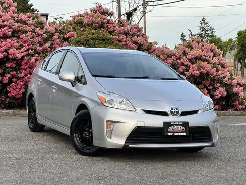 Used 2015 Toyota Prius Four FWD image 1