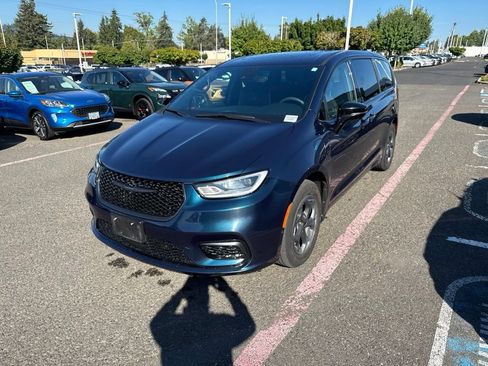 Used 2023 Chrysler Pacifica Limited w/ Uconnect Theater Family Group FWD image 3