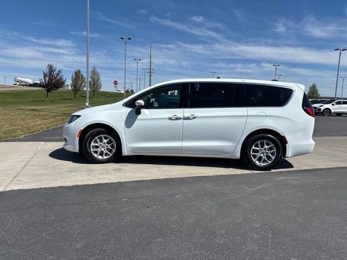 Used 2023 Chrysler Voyager LX FWD image 6