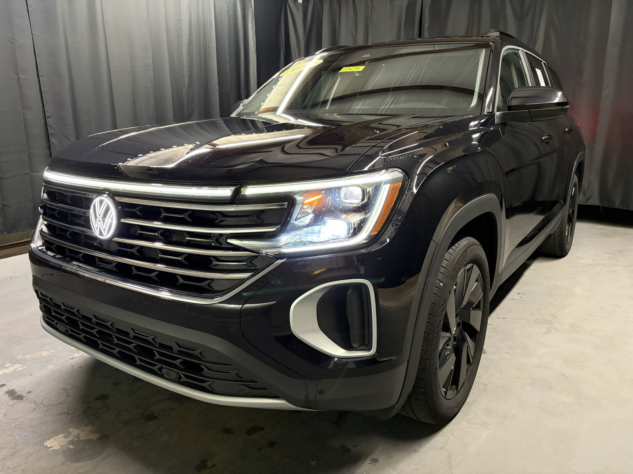Used 2024 Volkswagen Atlas SE FWD image 1