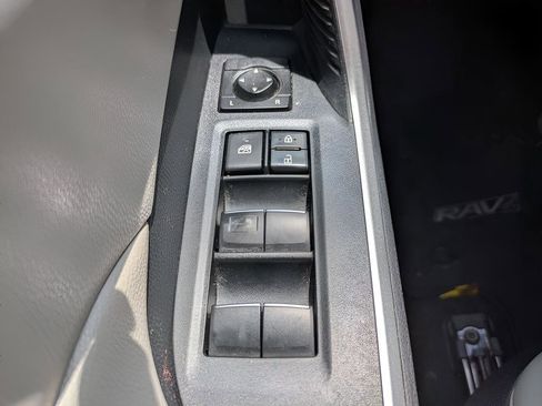 Used 2021 Toyota RAV4 XLE Premium FWD image 17
