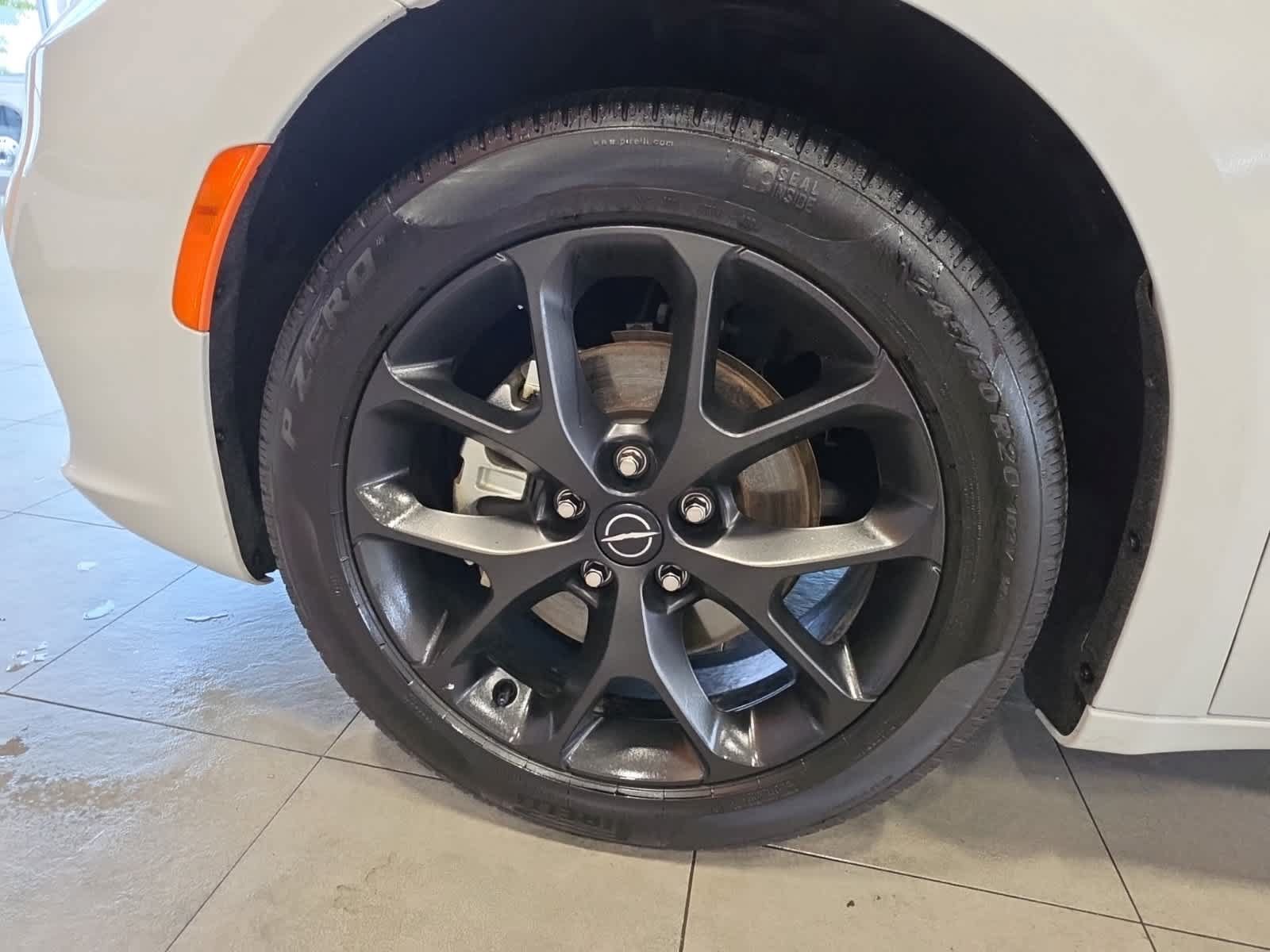 Used 2025 Chrysler Pacifica Limited FWD image 18