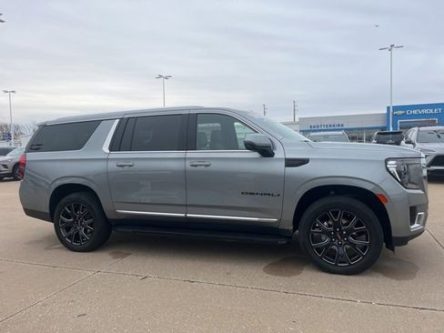 Used 2023 GMC Yukon XL Denali image 2