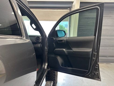 Used 2016 Toyota Tacoma TRD Sport image 13