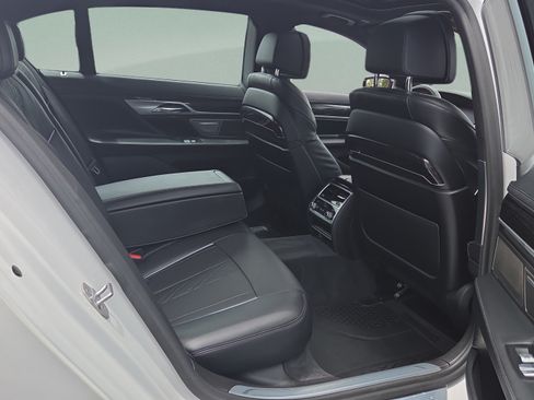 Used 2020 BMW 740i w/ M Sport Package RWD image 15