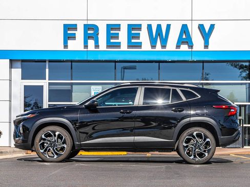 Used 2024 Chevrolet Trax RS FWD image 2
