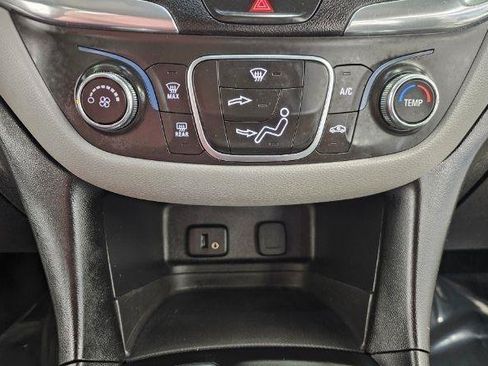 Used 2018 Chevrolet Equinox LS FWD image 26