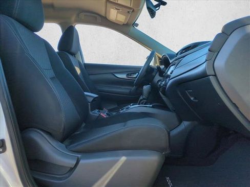 Used 2018 Nissan Rogue SV w/ Premium Package image 16