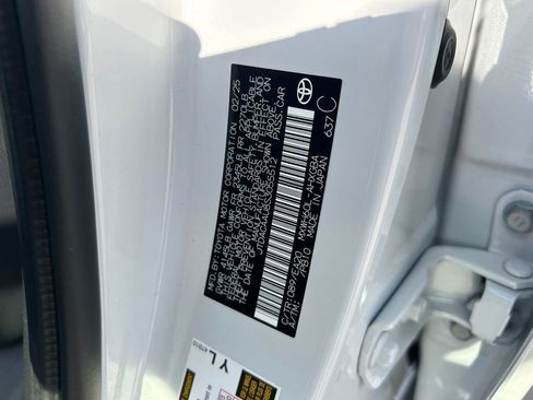 Used 2025 Toyota Prius XLE FWD image 10