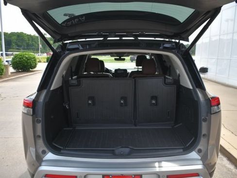 Used 2023 Nissan Pathfinder Platinum FWD image 9