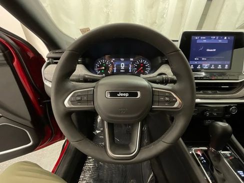Used 2025 Jeep Compass Latitude AWD/4WD image 9