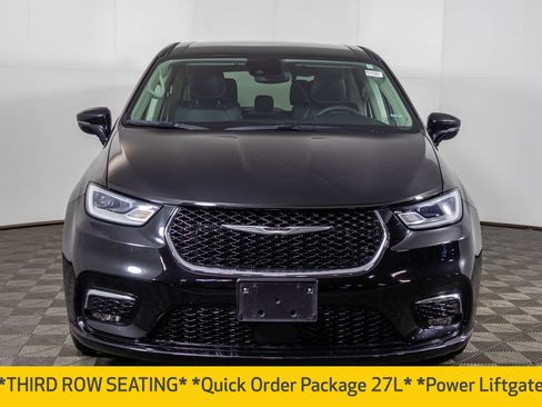 Used 2024 Chrysler Pacifica Touring-L image 9