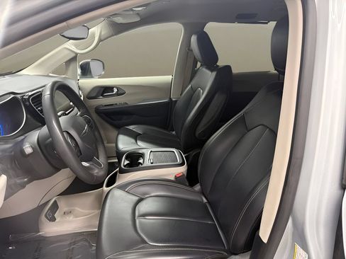 Used 2023 Chrysler Pacifica Touring-L FWD image 14