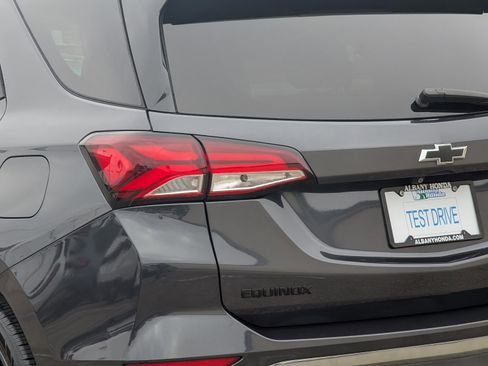 Used 2022 Chevrolet Equinox RS w/ Infotainment Package image 10