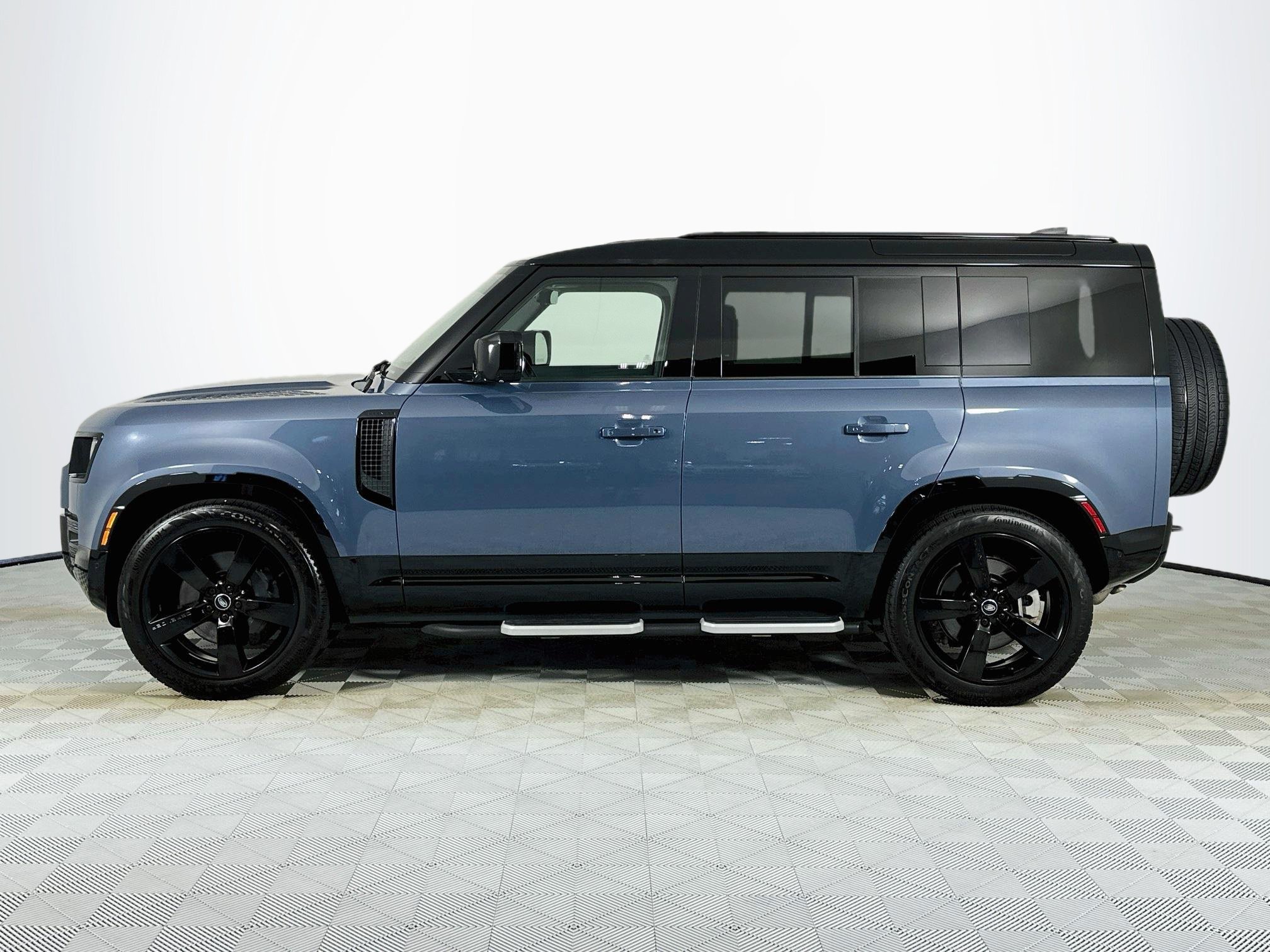 Used 2024 Land Rover Defender 110 X-Dynamic SE AWD/4WD image 8