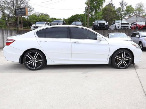 Used 2016 Honda Accord Touring image 8