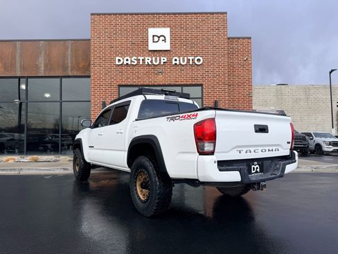 Used 2017 Toyota Tacoma TRD Off-Road w/ Premium & Technology Package image 5
