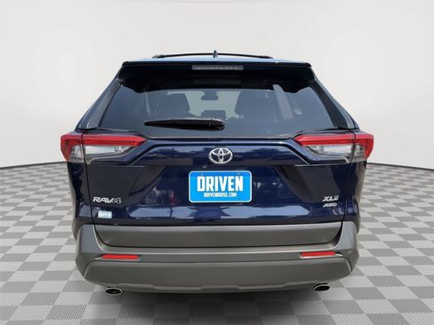 Used 2019 Toyota RAV4 XLE Premium w/ Cold Weather Package AWD/4WD image 5