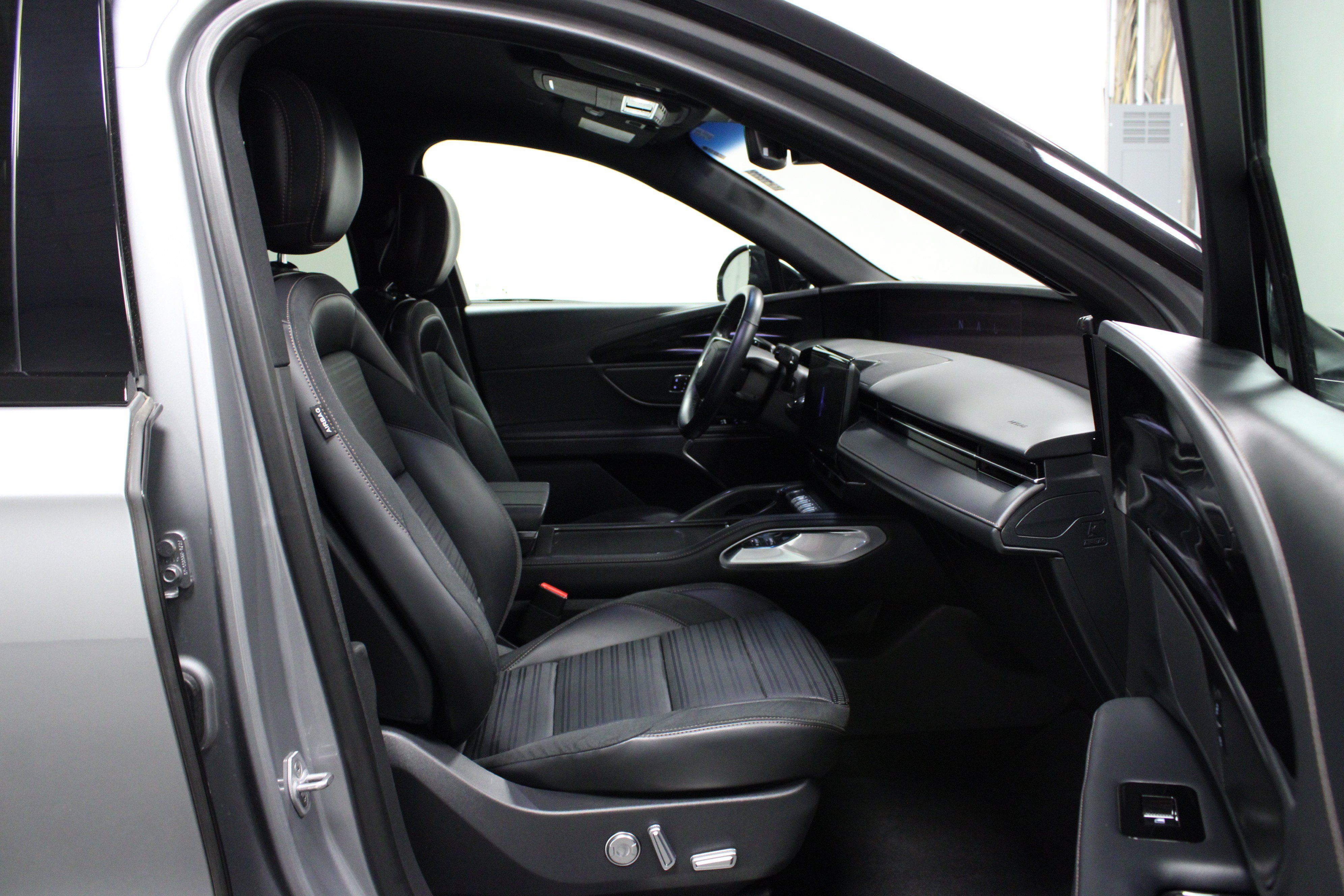 Used 2024 Lincoln Nautilus Reserve w/ Jet Appearance Package (87T) AWD/4WD image 16