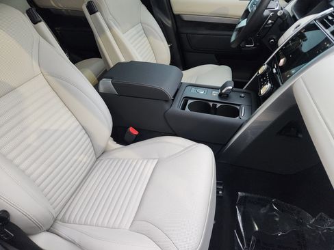Certified 2025 Land Rover Discovery Dynamic SE image 15