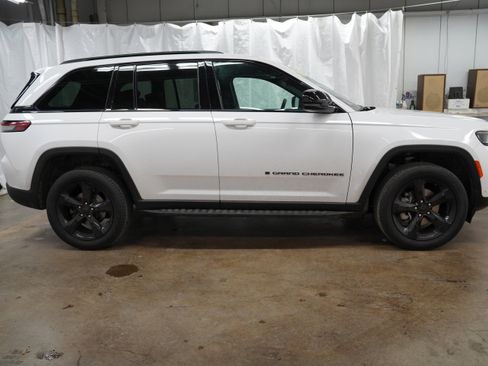 Used 2024 Jeep Grand Cherokee Limited w/ Luxury Tech Group II AWD/4WD image 2