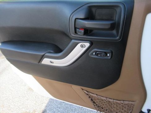 Used 2017 Jeep Wrangler Unlimited Sahara w/ Connectivity Group image 25