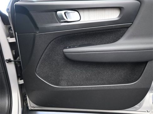 Used 2024 Volvo XC40 B5 Plus image 32