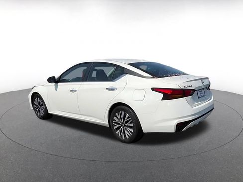 Used 2025 Nissan Altima 2.5 SV FWD image 11