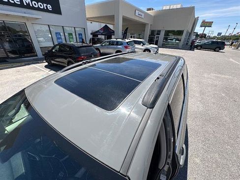 Used 2023 Chrysler Pacifica Limited FWD image 12