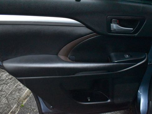 Certified 2017 Toyota Highlander SE image 19