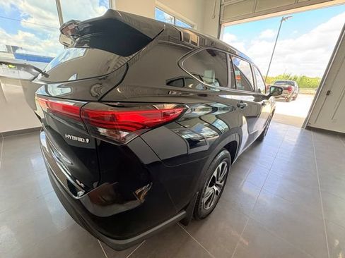 Used 2023 Toyota Highlander XLE AWD/4WD image 8