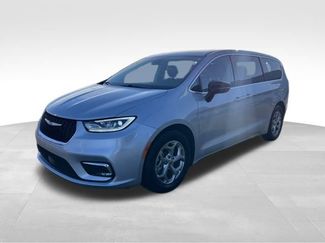 Used 2024 Chrysler Pacifica Limited video 4