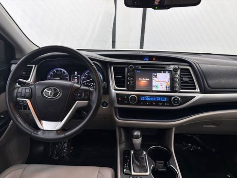 Used 2014 Toyota Highlander XLE image 24