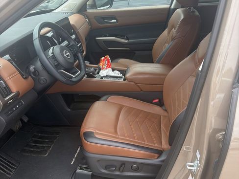 Used 2024 Nissan Pathfinder Platinum FWD image 3