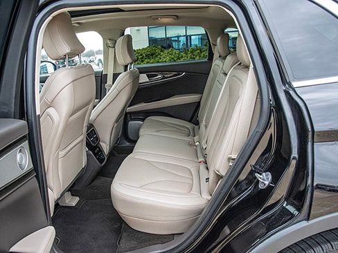 Used 2022 Lincoln Nautilus Reserve w/ Equipment Group 202A image 17