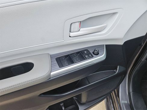 Used 2025 Toyota Sienna LE image 15
