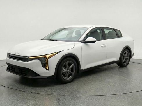 Used 2025 Kia K4 LXS image 3