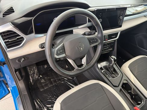 Certified 2025 Volkswagen Taos SE FWD image 4