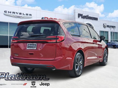 New 2026 Chrysler Pacifica Select image 5