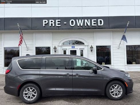 Used 2023 Chrysler Pacifica Touring-L FWD image 4