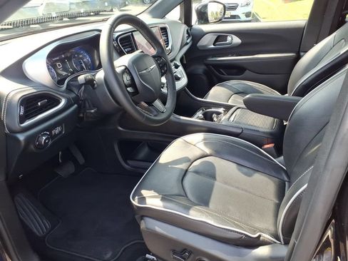 Certified 2025 Chrysler Pacifica Limited FWD image 13