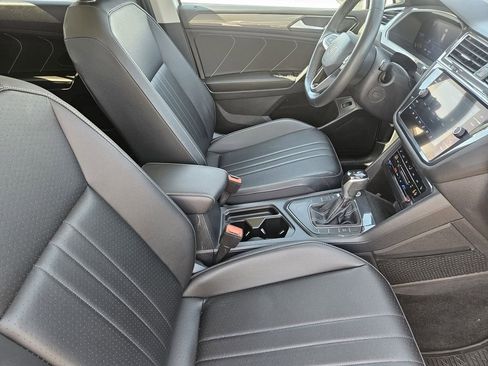 Used 2022 Volkswagen Tiguan SE w/ Panoramic Sunroof Package FWD image 11