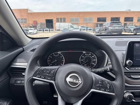 Used 2025 Nissan Altima 2.5 SV FWD image 29
