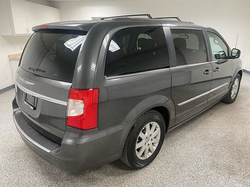 Used 2016 Chrysler Town & Country Touring image 5