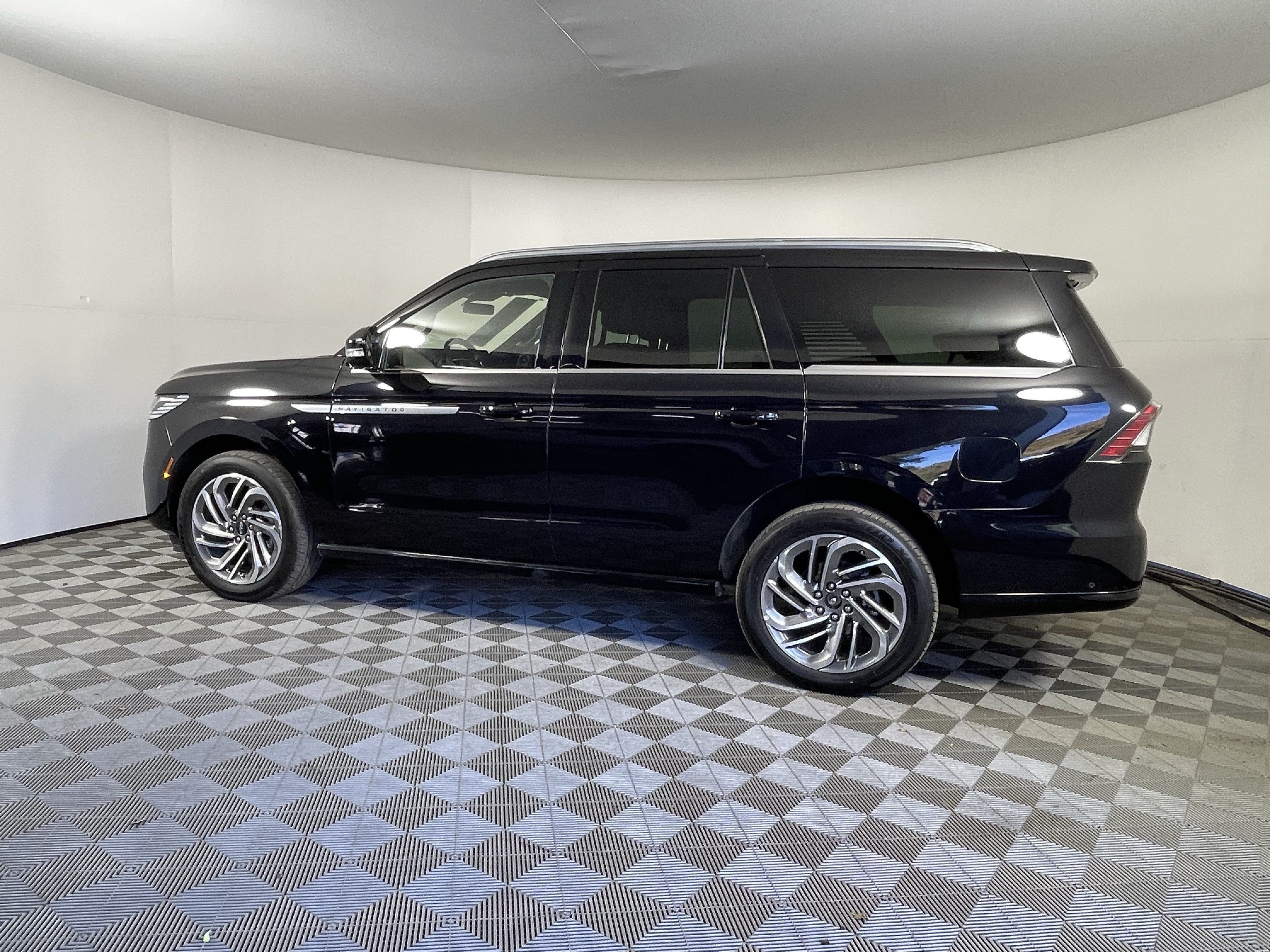 Used 2025 Lincoln Navigator Reserve AWD/4WD image 2