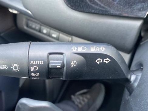 Used 2023 Nissan Pathfinder SL AWD/4WD image 18