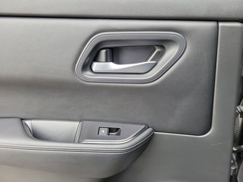 Used 2025 Nissan Rogue SV image 12