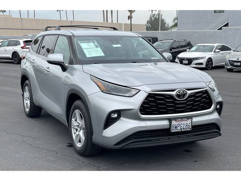 Used 2021 Toyota Highlander LE FWD image 9